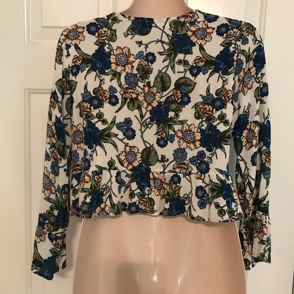 Floral tie front 3/4 sleeve cropped blouse - Picture 2 of 3